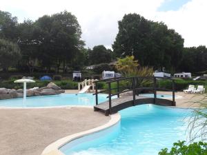 Swimming pool sa o malapit sa Camping le Balcon de la Baie