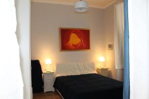 ナポリにあるNunzia Sweet Homeのベッドルーム1室(ベッド1台付)、2泊分のスタンド(ランプ付)