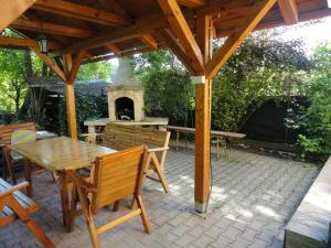 Patio alebo iná vonkajšia časť ubytovania Privát Čerenica