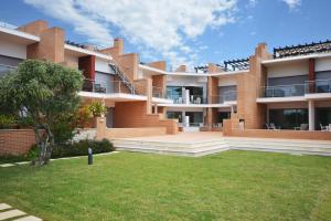 een uitzicht op een gebouw met een gazon bij Millennium Golf Residences in Vilamoura