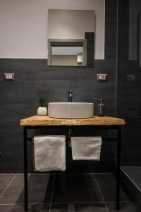 un baño con lavabo y espejo en GB Central Station Napoli, en Nápoles