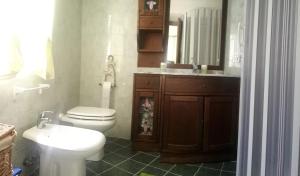 A bathroom at Aprea Apartments
