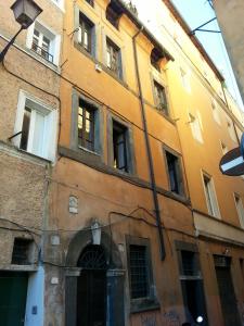 ローマにあるThe Piccolo Apartmentの通りに多くの窓がある古い建物
