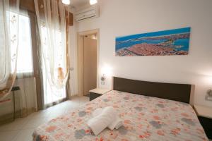 Giường trong phòng chung tại Appartamenti Sottomarina Carla