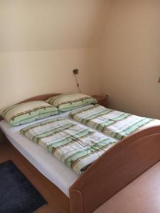 ザラカロシュにあるKatalin Apartmanházの小さな部屋のベッド1台分です。