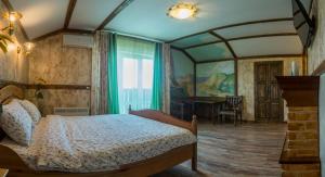 トヴェリにあるHotel Teremok Zavolzhskyのベッドルーム1室(ベッド1台、テーブル付)