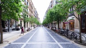 una calle de la ciudad con gente caminando por la calle en Central Park II - SSHousing, en San Sebastián