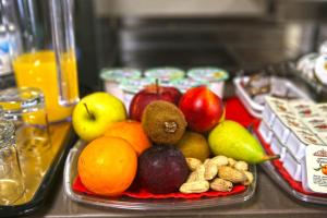 un plato de frutas y frutos secos en un mostrador en Albergo Gusmeroli, en Tirano