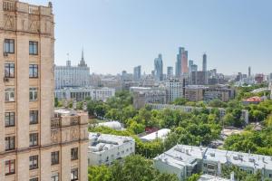 モスクワにあるKudrinskaya Towerの屋根から市街の景色を望む