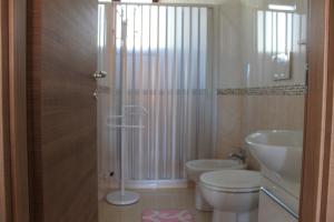 メレンドゥーニョにあるResidenza Santoroのバスルーム(トイレ、洗面台、シャワー付)