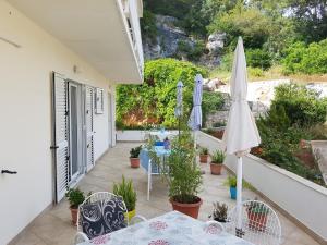 Κήπος έξω από το Apartments Sven