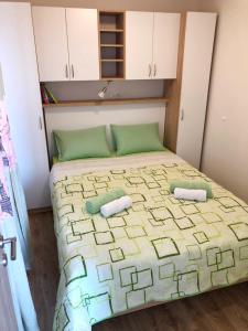 Ein Bett oder Betten in einem Zimmer der Unterkunft Apartments Galic