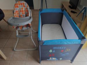 - un lit bébé et une chaise dans la cuisine dans l'établissement Maison Bouzigues, à Bouzigues