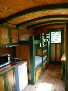Zimmer mit 2 Etagenbetten in einer Hütte in der Unterkunft roulotte maisonthiers in Blanot