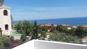 vistas al océano desde un edificio en Appartamento Tuttavista, en Cala Gonone