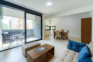 uma sala de estar com um sofá e uma mesa em N Apartments em Sutomore