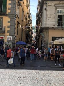 ナポリにあるNunzia Sweet Homeの市道を歩く人々