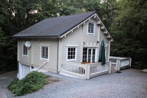 a small shed with a porch and a roof at Chalet Alppimaja in Vesin