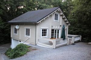 ein kleiner Schuppen mit einer Veranda und einem Dach in der Unterkunft Chalet Alppimaja in Vesin