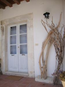 シラクーサにあるIl Nido di Diana in Ortigiaの木の家の扉