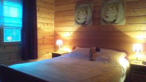 um quarto com uma cama com 2 candeeiros e uma janela em Chalet Alppimaja em Vesin