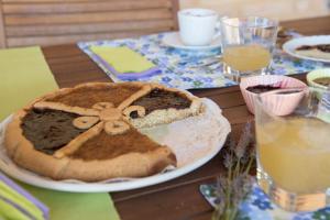 un pastel en un plato en una mesa en L'Infinito, en Mombaroccio