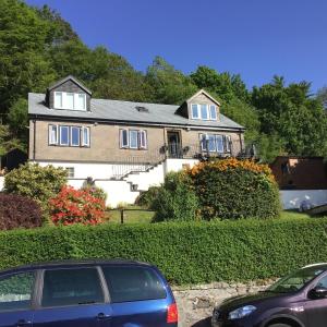 uma casa com um carro estacionado em frente em Gramarvin B&B em Oban