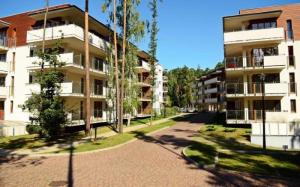 an empty street in front of an apartment building at Apartament Baltic Park Stegna in Stegna