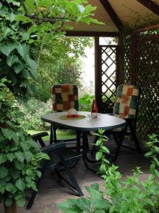 einen Tisch und zwei Stühle auf einer Terrasse in der Unterkunft Ferienwohnung May in Ehrenberg