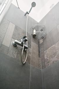 eine Dusche im Bad mit Dusche in der Unterkunft LuxApart Dzidzikovac City Centar free parking in Sarajevo + 18 Fotos