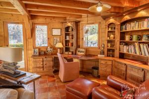 レ・ジェにあるChalet Camomilleの部屋に机と椅子が置かれた図書館 +28枚の写真