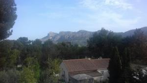 Una vista de una casa con una montaña al fondo. en palayson, en Le Muy