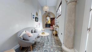 uma sala de estar com um sofá e uma mesa em Hostal Boutique La Española by Bossh Hotels em Rota