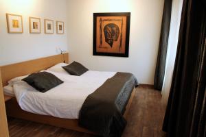 a bedroom with a bed with a picture of a skull at ART Hôtel in Kaysersberg