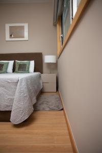 Habitación pequeña con cama y ventana en Design Flat in Braga - by TonsdeVerde, en Braga