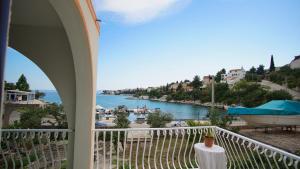 ein Balkon mit Blick auf ein Gewässer in der Unterkunft Apartmani Laura in Trogir