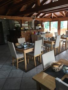 Reštaurácia alebo iné gastronomické zariadenie v ubytovaní Guesthouse Villa Plitvička