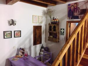 een kamer met een paarse tafel en een trap bij La Casona de Castilnovo - Gay Men Only in Valdesaz
