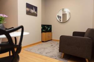 sala de estar con mesa y espejo en Design Flat in Braga - by TonsdeVerde, en Braga