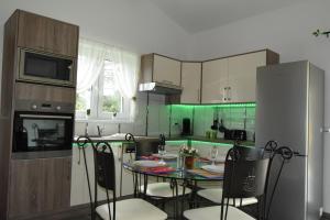 Köök või kööginurk majutusasutuses ACCENT IMMOBILIER Villa neuve wifi gratuit piscine