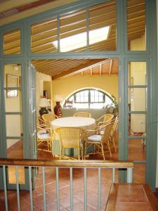 a dining room with a table and chairs at Casa Tinoco Casa Rural Categoria Superior in Fuenteheridos