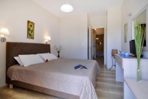 Postel nebo postele na pokoji v ubytování Veroniki Studios & Apartments