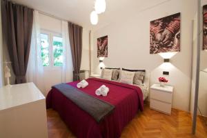 een slaapkamer met een bed met twee handdoeken erop bij Melanija 2 in Rovinj