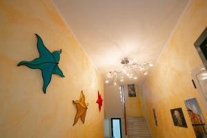 a hallway with three star decorations on the wall at Appartamenti Sottomarina Carla in Sottomarina