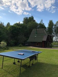 Stolní tenis v ubytování Pirts namiņš Zvaniņi nebo okolí