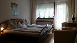 a small bedroom with a bed and a window at Gästehaus Schneider in Brauneberg