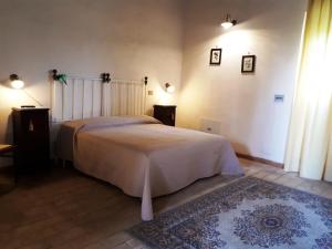 um quarto com uma cama grande e uma janela em Magica Torre Medievale em Viterbo