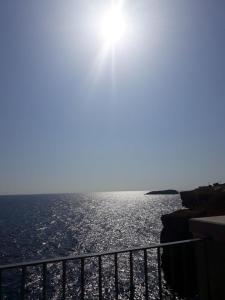 einen Blick auf das Meer mit der Sonne am Himmel in der Unterkunft BETTY & ROSY- Locazione Turistica in Polignano a Mare