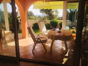 patio con tavolo, sedie e ombrellone di Exclusive Apartment Croatia Sun and Sea View - Garden and Free Parking - Zrce a Novalja (Novaglia)