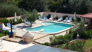 Bazén v ubytovaní Apartments Villa Oliva alebo v jeho blízkosti